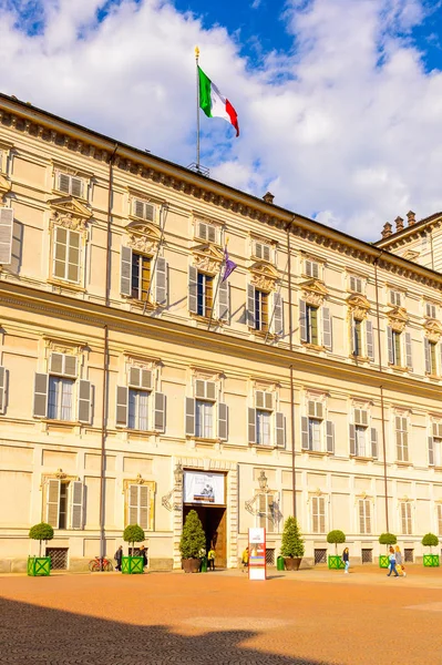 Torino, İtalya - 3 Mayıs 2016: Torino Sarayı, Piedmont, İtalya. Torino İtalya'nın bir iş ve kültür merkezidir