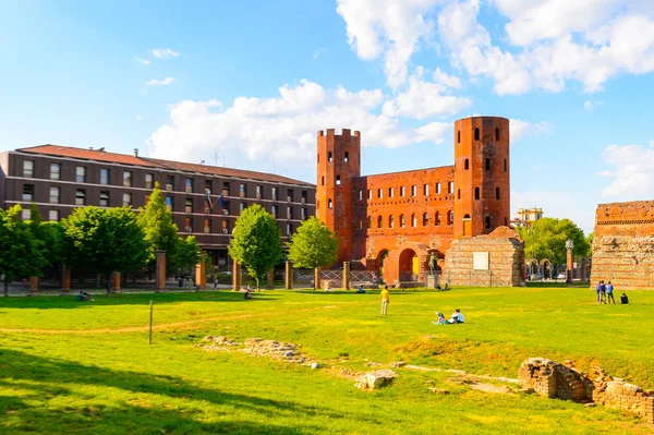 Torino, İtalya - 3 Mayıs 2016: Torino Palatine Kuleleri, Piedmont, İtalya. Torino İtalya'nın bir iş ve kültür merkezidir