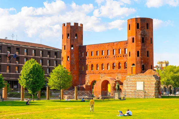 Torino, İtalya - 3 Mayıs 2016: Torino Palatine Kuleleri, Piedmont, İtalya. Torino İtalya'nın bir iş ve kültür merkezidir