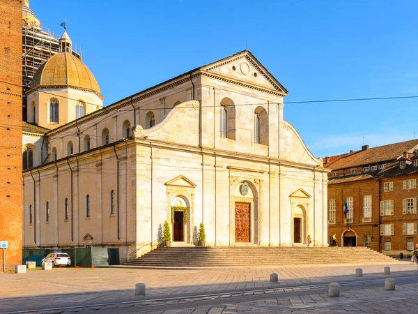 Torino, İtalya - 3 Mayıs 2016: Torino Katedrali, Piedmont, İtalya. Torino İtalya'nın bir iş ve kültür merkezidir
