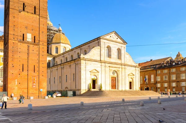 Torino, İtalya - 3 Mayıs 2016: Torino Katedrali, Piedmont, İtalya. Torino İtalya'nın bir iş ve kültür merkezidir