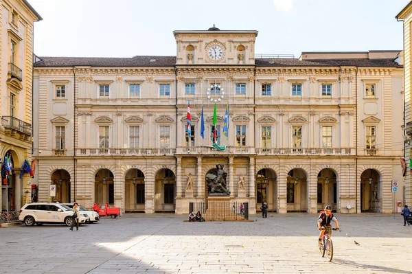 Torino, İtalya - 3 Mayıs 2016: Torino'nun merkezinin mimarisi, Piedmont, İtalya. Torino İtalya'nın bir iş ve kültür merkezidir