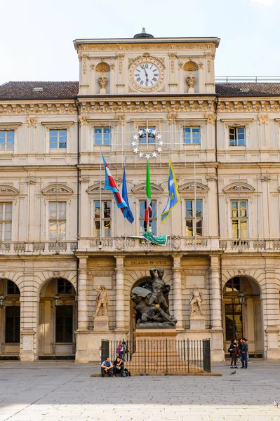 Torino, İtalya - 3 Mayıs 2016: Torino'nun merkezinin mimarisi, Piedmont, İtalya. Torino İtalya'nın bir iş ve kültür merkezidir