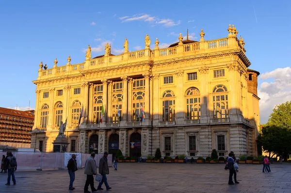 Torino, İtalya - 3 Mayıs 2016: Torino'nun merkezinin mimarisi, Piedmont, İtalya. Torino İtalya'nın bir iş ve kültür merkezidir