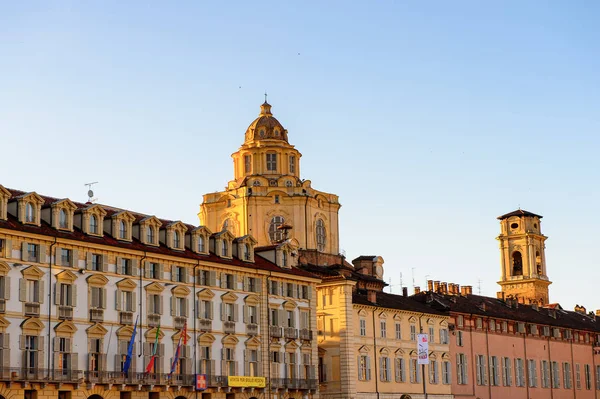 Torino, İtalya - 3 Mayıs 2016: Torino'nun merkezinin mimarisi, Piedmont, İtalya. Torino İtalya'nın bir iş ve kültür merkezidir
