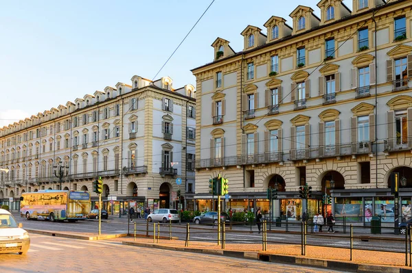 Torino, İtalya - 3 Mayıs 2016: Torino'nun merkezinin mimarisi, Piedmont, İtalya. Torino İtalya'nın bir iş ve kültür merkezidir