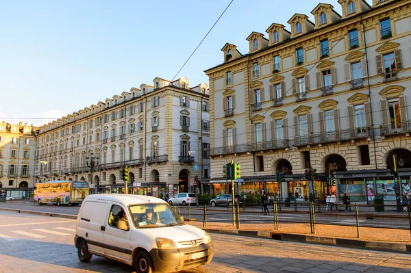 Torino, İtalya - 3 Mayıs 2016: Torino'nun merkezinin mimarisi, Piedmont, İtalya. Torino İtalya'nın bir iş ve kültür merkezidir