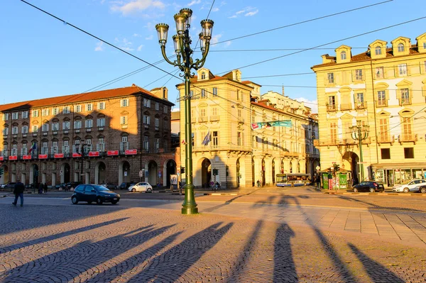 Torino, İtalya - 3 Mayıs 2016: Torino'nun merkezinin mimarisi, Piedmont, İtalya. Torino İtalya'nın bir iş ve kültür merkezidir