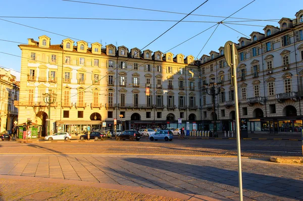 Torino, İtalya - 3 Mayıs 2016: Torino'nun merkezinin mimarisi, Piedmont, İtalya. Torino İtalya'nın bir iş ve kültür merkezidir
