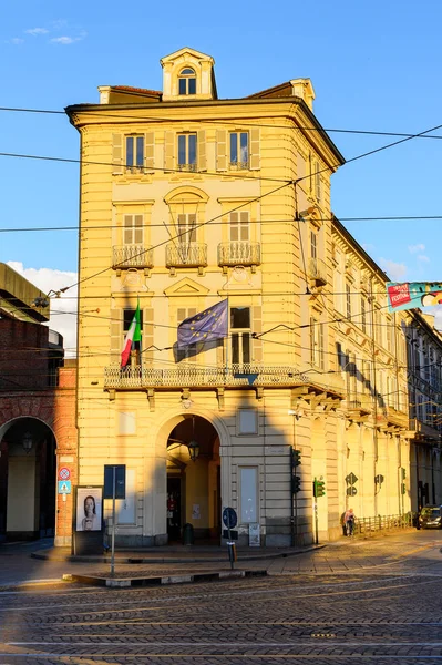 Torino, İtalya - 3 Mayıs 2016: Torino'nun merkezinin mimarisi, Piedmont, İtalya. Torino İtalya'nın bir iş ve kültür merkezidir