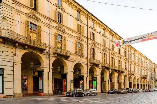 Torino, İtalya - 3 Mayıs 2016: Torino'nun merkezinin mimarisi, Piedmont, İtalya. Torino İtalya'nın bir iş ve kültür merkezidir