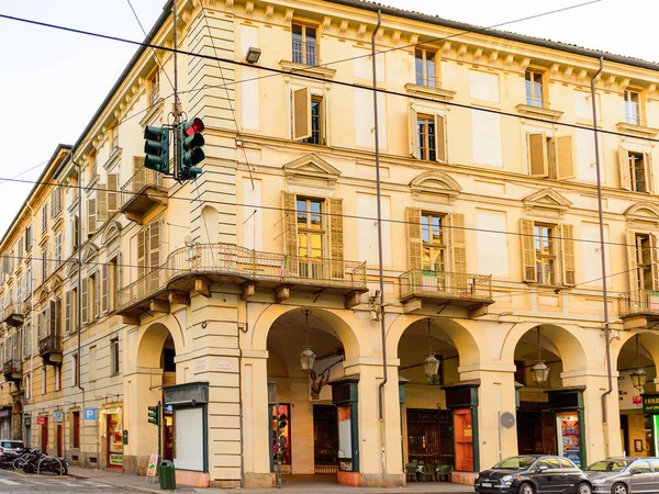 Torino, İtalya - 3 Mayıs 2016: Torino'nun merkezinin mimarisi, Piedmont, İtalya. Torino İtalya'nın bir iş ve kültür merkezidir