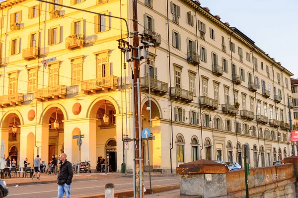 Torino, İtalya - 3 Mayıs 2016: Torino'nun merkezinin mimarisi, Piedmont, İtalya. Torino İtalya'nın bir iş ve kültür merkezidir