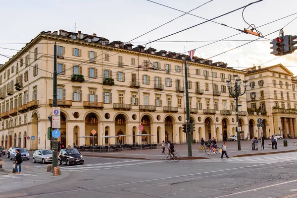 Torino, İtalya - 3 Mayıs 2016: Torino'nun merkezinin mimarisi, Piedmont, İtalya. Torino İtalya'nın bir iş ve kültür merkezidir