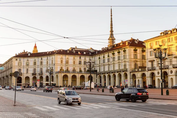 Torino, İtalya - 3 Mayıs 2016: Torino'nun merkezinin mimarisi, Piedmont, İtalya. Torino İtalya'nın bir iş ve kültür merkezidir