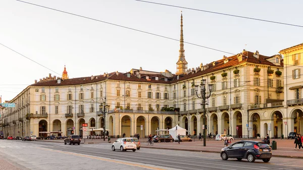Torino, İtalya - 3 Mayıs 2016: Torino'nun merkezinin mimarisi, Piedmont, İtalya. Torino İtalya'nın bir iş ve kültür merkezidir