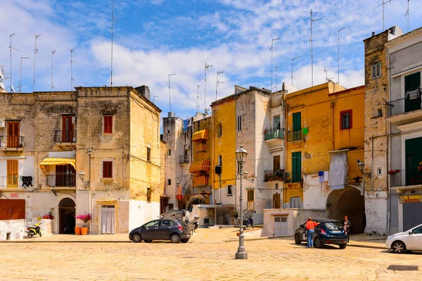 Bari, İtalya- 9 Mayıs 2016: Bari Eski Kenti Mimarisi, İtalya. Bari, Adriyatik Denizi üzerinde yer alan başkent Apulia bölgesidir.