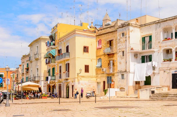 Bari, İtalya- 9 Mayıs 2016: Bari Eski Kenti Mimarisi, İtalya. Bari, Adriyatik Denizi üzerinde yer alan başkent Apulia bölgesidir.
