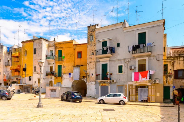 Bari, İtalya- 9 Mayıs 2016: Bari Eski Kenti Mimarisi, İtalya. Bari, Adriyatik Denizi üzerinde yer alan başkent Apulia bölgesidir.