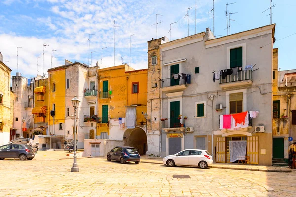 Bari, İtalya- 9 Mayıs 2016: Bari Eski Kenti Mimarisi, İtalya. Bari, Adriyatik Denizi üzerinde yer alan başkent Apulia bölgesidir.