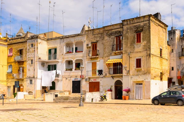 Bari, İtalya- 9 Mayıs 2016: Bari Eski Kenti Mimarisi, İtalya. Bari, Adriyatik Denizi üzerinde yer alan başkent Apulia bölgesidir.