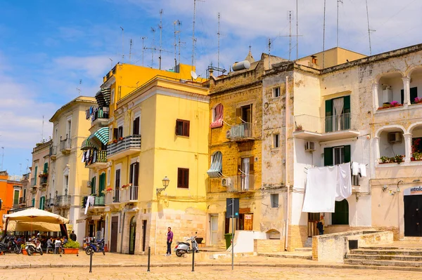 Bari, İtalya- 9 Mayıs 2016: Bari Eski Kenti Mimarisi, İtalya. Bari, Adriyatik Denizi üzerinde yer alan başkent Apulia bölgesidir.