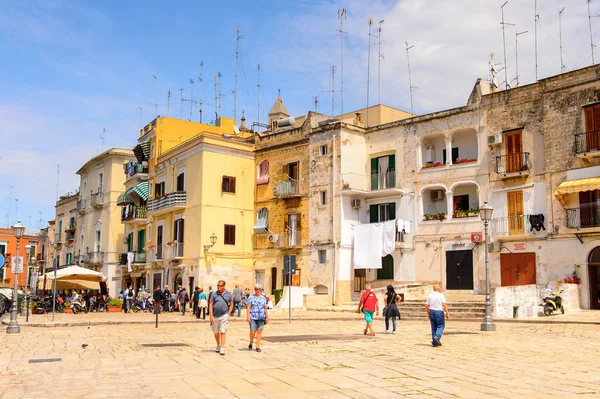 Bari, İtalya- 9 Mayıs 2016: Bari Eski Kenti Mimarisi, İtalya. Bari, Adriyatik Denizi üzerinde yer alan başkent Apulia bölgesidir.