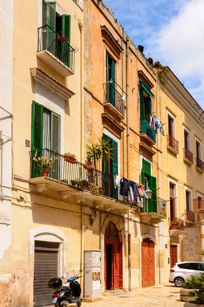 Bari, İtalya- 9 Mayıs 2016: Bari Eski Kenti Mimarisi, İtalya. Bari, Adriyatik Denizi üzerinde yer alan başkent Apulia bölgesidir.