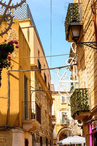 Bari, İtalya- 9 Mayıs 2016: Bari Eski Kenti dar sokaklar, İtalya. Bari, Adriyatik Denizi üzerinde yer alan başkent Apulia bölgesidir.