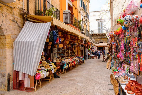 Bari, İtalya- 9 Mayıs 2016: Bari Eski Kenti Pazarı, İtalya. Bari, Adriyatik Denizi üzerinde yer alan başkent Apulia bölgesidir.