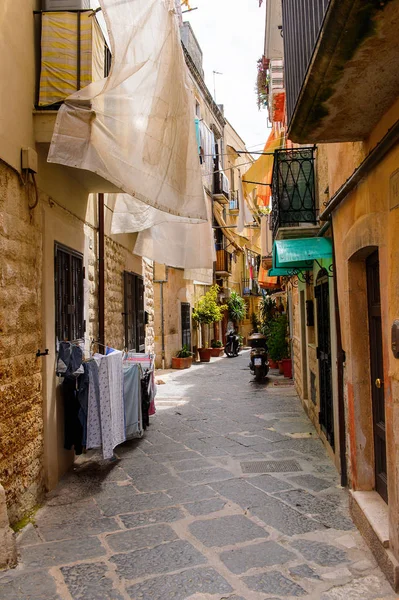 Bari, İtalya- 9 Mayıs 2016: Bari Eski Kenti dar sokak, İtalya. Bari, Adriyatik Denizi üzerinde yer alan başkent Apulia bölgesidir.