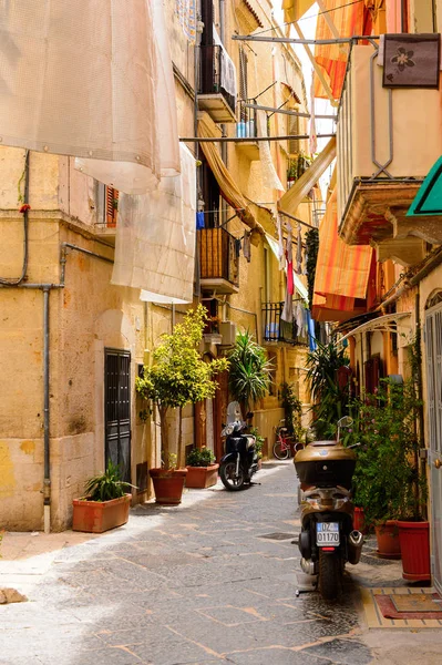 Bari Itália Maio 2016 Rua Estreita Cidade Velha Bari Itália — Fotografia de Stock