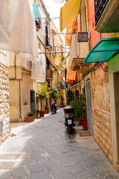 Bari, İtalya- 9 Mayıs 2016: Bari Eski Kenti dar sokak, İtalya. Bari, Adriyatik Denizi üzerinde yer alan başkent Apulia bölgesidir.