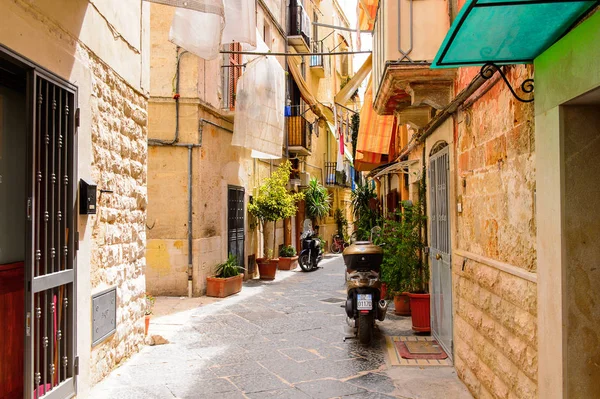 Bari, İtalya- 9 Mayıs 2016: Bari Eski Kenti dar sokak, İtalya. Bari, Adriyatik Denizi üzerinde yer alan başkent Apulia bölgesidir.