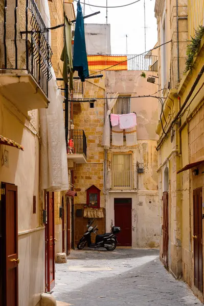 Bari, İtalya- 9 Mayıs 2016: Bari Eski Kenti dar sokak, İtalya. Bari, Adriyatik Denizi üzerinde yer alan başkent Apulia bölgesidir.