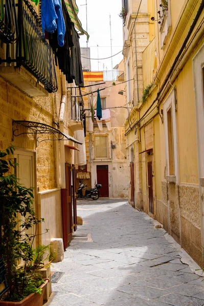Bari, İtalya- 9 Mayıs 2016: Bari Eski Kenti dar sokak, İtalya. Bari, Adriyatik Denizi üzerinde yer alan başkent Apulia bölgesidir.