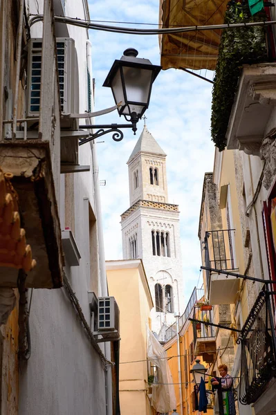 Bari, İtalya- 9 Mayıs 2016: Bari Eski Kenti dar sokak, İtalya. Bari, Adriyatik Denizi üzerinde yer alan başkent Apulia bölgesidir.