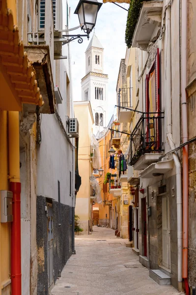 Bari, İtalya- 9 Mayıs 2016: Bari Eski Kenti dar sokak, İtalya. Bari, Adriyatik Denizi üzerinde yer alan başkent Apulia bölgesidir.