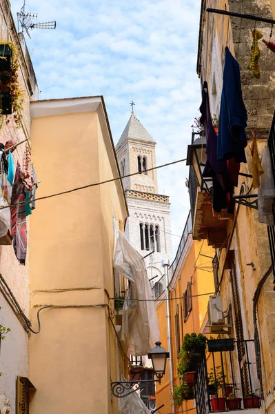 Bari, İtalya- 9 Mayıs 2016: Bari Eski Kenti Mimarisi, İtalya. Bari, Adriyatik Denizi üzerinde yer alan başkent Apulia bölgesidir.
