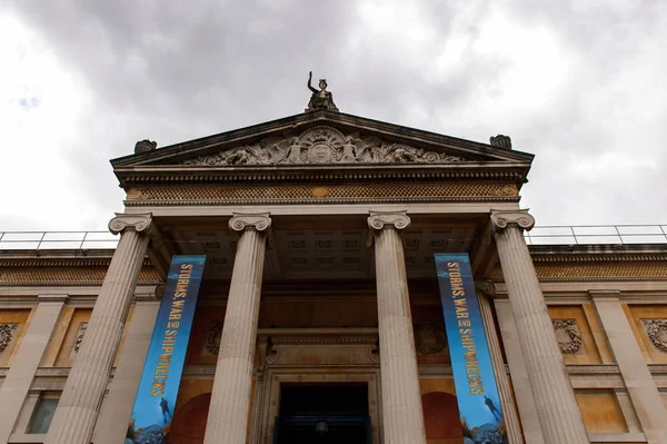 Oxford, İngiltere - 10 Temmuz 2016: Ashmolean Sanat ve Arkeoloji Müzesi, Beaumont Street, Oxford, İngiltere, dünyanın ilk üniversite müzesi