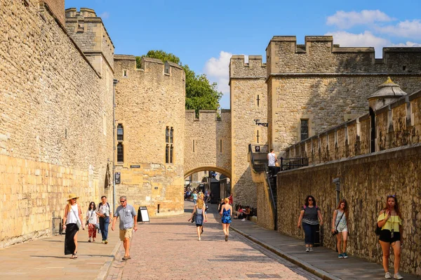 Londra, İngiltere - 20 Temmuz 2016: Londra Kulesi'nin bir parçası (Majestelerinin Kraliyet Sarayı ve Londra Kulesi Kalesi), İngiltere. Unesco Dünya Mirası