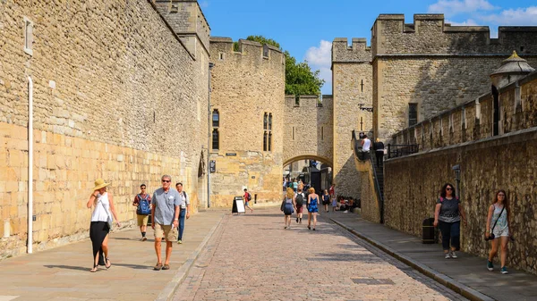 Londra, İngiltere - 20 Temmuz 2016: Londra Kulesi'nin bir parçası (Majestelerinin Kraliyet Sarayı ve Londra Kulesi Kalesi), İngiltere. Unesco Dünya Mirası