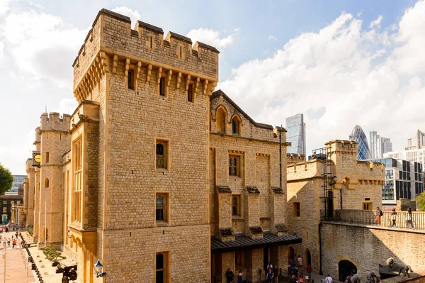 Londra, İngiltere - 20 Temmuz 2016: Londra Kulesi'nin bir parçası (Majestelerinin Kraliyet Sarayı ve Londra Kulesi Kalesi), İngiltere. Unesco Dünya Mirası