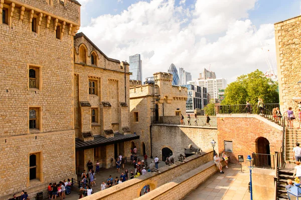 Londra, İngiltere - 20 Temmuz 2016: Londra Kulesi'nin bir parçası (Majestelerinin Kraliyet Sarayı ve Londra Kulesi Kalesi), İngiltere. Unesco Dünya Mirası