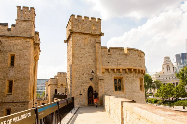 Londra, İngiltere - 20 Temmuz 2016: Londra Kulesi'nin bir parçası (Majestelerinin Kraliyet Sarayı ve Londra Kulesi Kalesi), İngiltere. Unesco Dünya Mirası