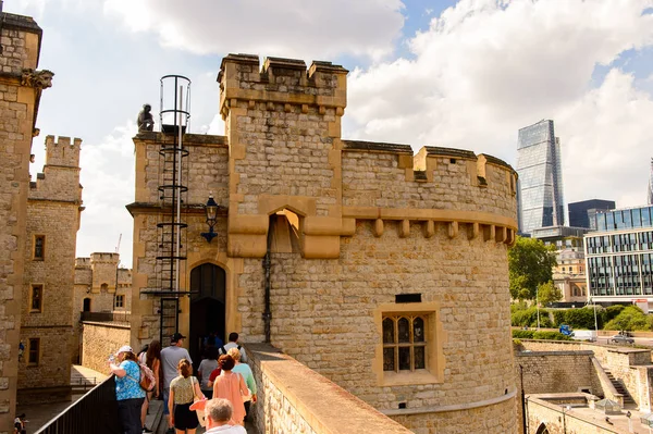 Londra, İngiltere - 20 Temmuz 2016: Londra Kulesi'nin bir parçası (Majestelerinin Kraliyet Sarayı ve Londra Kulesi Kalesi), İngiltere. Unesco Dünya Mirası
