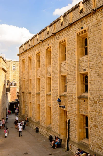 Londra, İngiltere - 20 Temmuz 2016: Londra Kulesi'nin bir parçası (Majestelerinin Kraliyet Sarayı ve Londra Kulesi Kalesi), İngiltere. Unesco Dünya Mirası