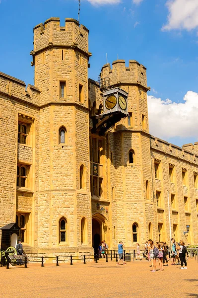 Londra, İngiltere - 20 Temmuz 2016: Londra Kulesi (Majestelerinin Kraliyet Sarayı ve Londra Kulesi Kalesi), İngiltere. Unesco Dünya Mirası