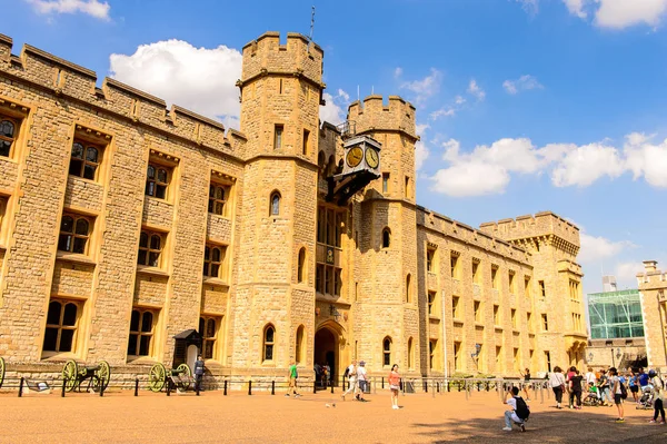 Londra, İngiltere - 20 Temmuz 2016: Londra Kulesi (Majestelerinin Kraliyet Sarayı ve Londra Kulesi Kalesi), İngiltere. Unesco Dünya Mirası