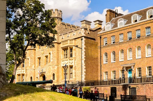 Londra, İngiltere - 20 Temmuz 2016: Londra Kulesi (Majestelerinin Kraliyet Sarayı ve Londra Kulesi Kalesi), İngiltere. Unesco Dünya Mirası